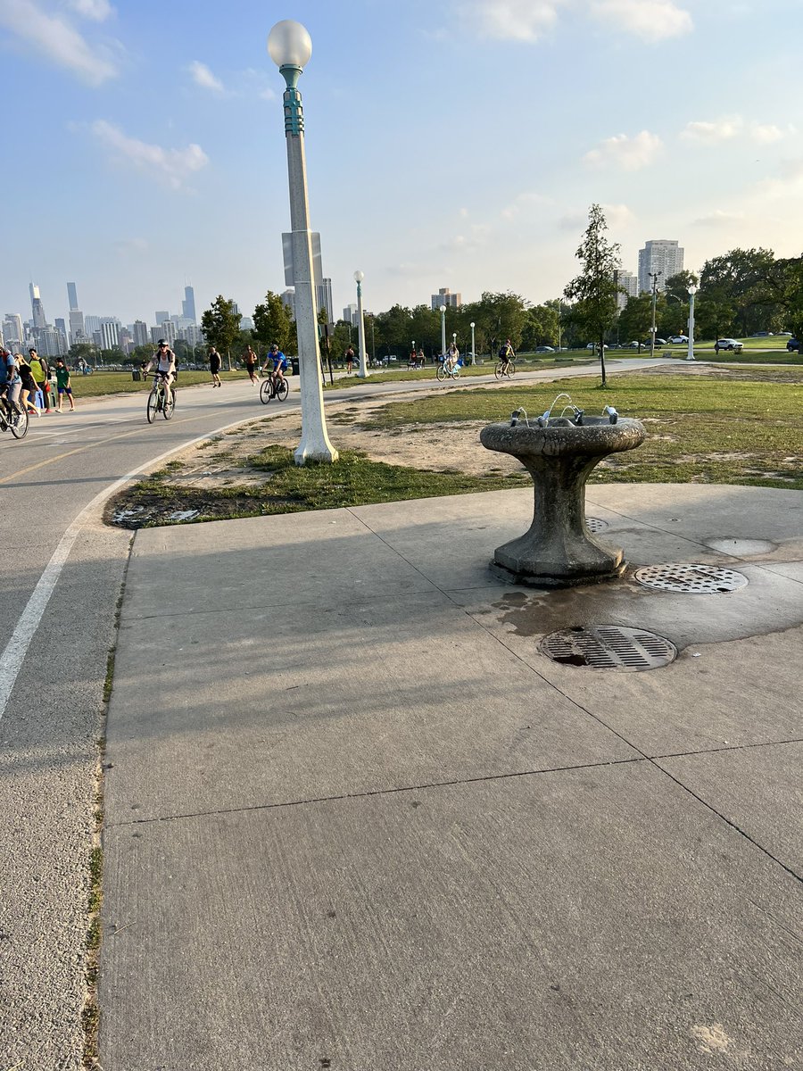 __alex_andra's tweet image. Last Thurs. there was an additional drinking fountain on the lakefront path @ Fullerton. As of yesterday (8/22) it was removed just in time for the severe heatwave happening for the next few days. @Suntimes and @katiejanthony should focus on actual lakefront news instead of #FMSC