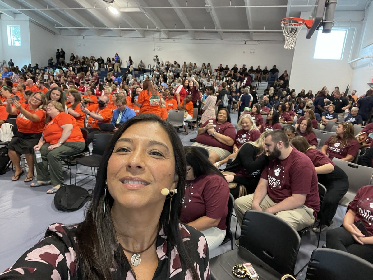 emilyfranESL's tweet photo. Thank you, Columbus County Schools for having me today!! 🙏🏽🔥 #LetsDoThis #IfUonlyKnewBook
@colcoschools #CoCoConvo23 https://t.co/o0cB4iic7E