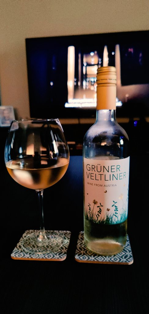 Zo. Bijna weekend! Heb me weer veels te lang gedragen dus tijd voor een borrel. 🙋🏼‍♂️🥂🤪

Cheers tweeps en een mooie woensdagavond gewenst! 🫶

#grünerveltliner #druivensmoothie.