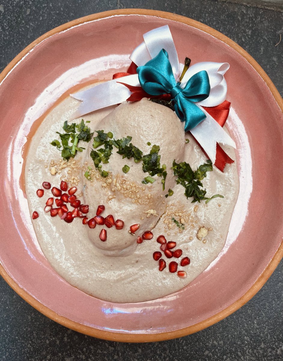 Han llegado…

Chile en Nogada relleno de estofado (como el de abue) de frutos; manzana panochera, pera San Juan, plátano macho, frutos secos y semillas rostizadas. 

Y la Nogada; el fruto amoroso de la unión entre la nuez de castilla y el dulce de mazapán 🤍

#chileennogada