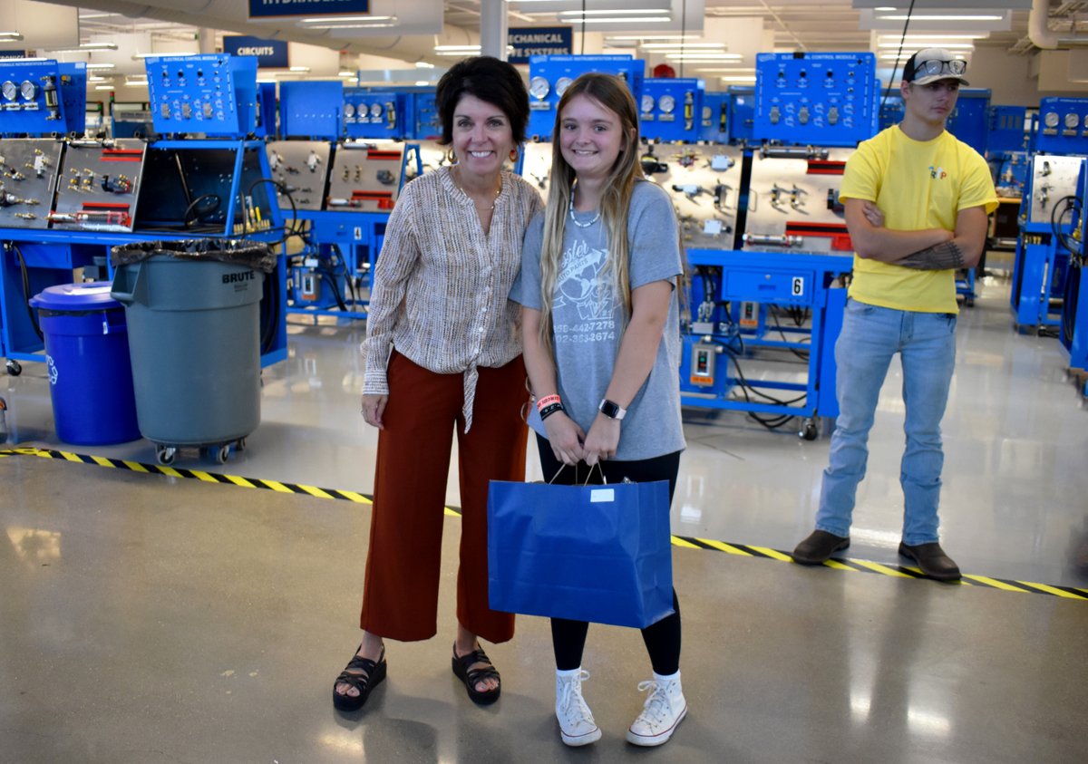 GCTC_News's tweet photo. Thank you @TenteWorld for donating tools and gift cards for work boots to a group of our Boone County dual credit students! These items will allow these students to succeed in their technical courses, and we are very grateful for your generosity. https://t.co/RYLXUURo3s