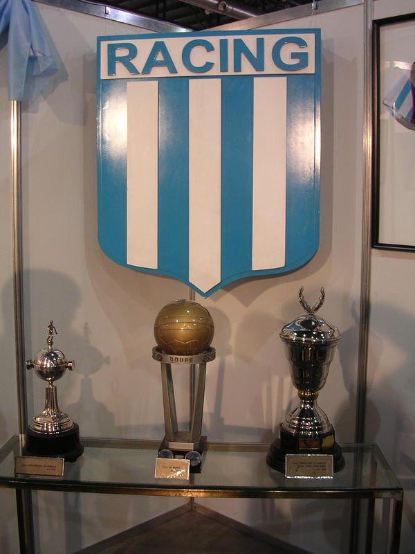 martidenise_'s tweet image. HOY A LAS 7 AM SAQUEARON LA VITRINA DE RACING, el país está mal pero se van a la mierda ya, difundamos entre todos para q aparezcan, somos rivales no enemigos 🙏🏻🙏🏻🙏🏻