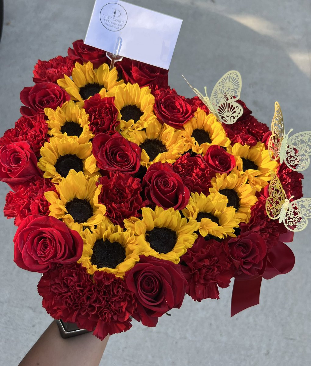 FlwrDesigns's tweet photo. Sunflowers and roses 😍🌻🌹 https://t.co/VrWUXOj7cJ