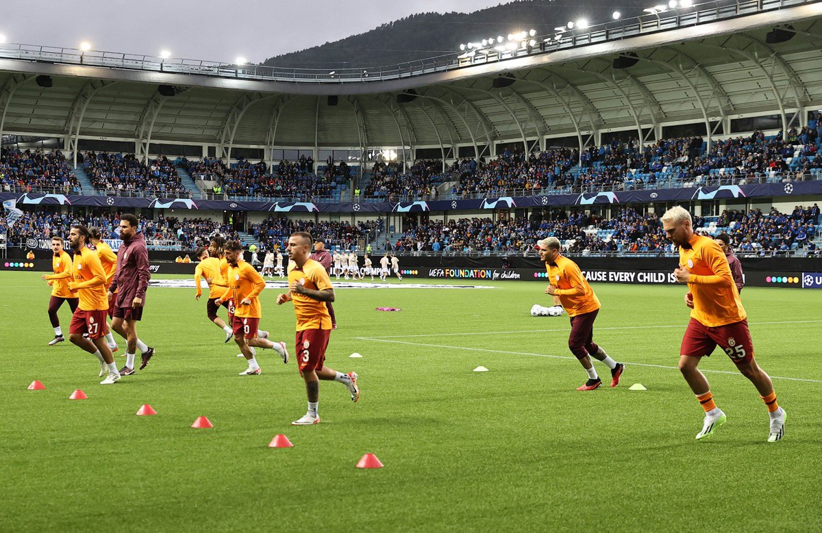 GalatasaraySK's tweet photo. 📸 Karşılaşma öncesinde ısınmadayız. #MOLvGS #UCL https://t.co/PhpGVIy2DL