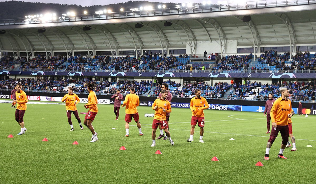 GalatasaraySK's tweet photo. 📸 Karşılaşma öncesinde ısınmadayız. #MOLvGS #UCL https://t.co/PhpGVIy2DL