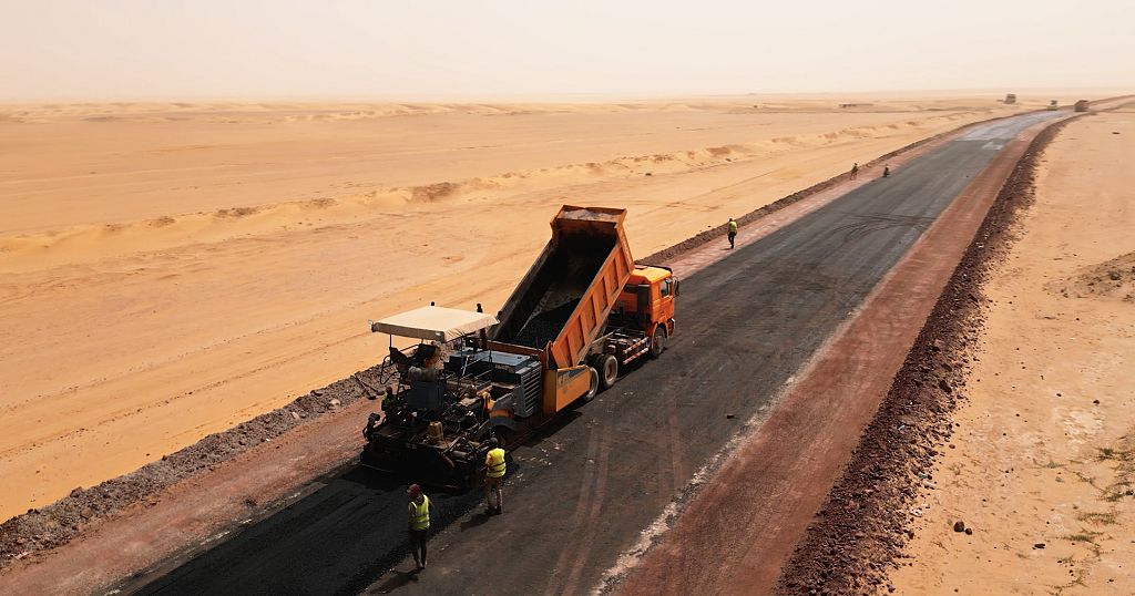 ConnaisAfrique's tweet photo. 1/2. 🇩🇿La route transsaharienne est quasiment terminée !

Cette route d'unité africaine, longue de plus de 9000km, reliera Algérie🇩🇿, Tunisie🇹🇳, Mauritanie🇲🇷, Mali🇲🇱, Niger🇳🇪, Nigeria🇳🇬 et Tchad🇹🇩. 

Abonne-toi 🙂

#Afrique https://t.co/fd4XnHyNeH