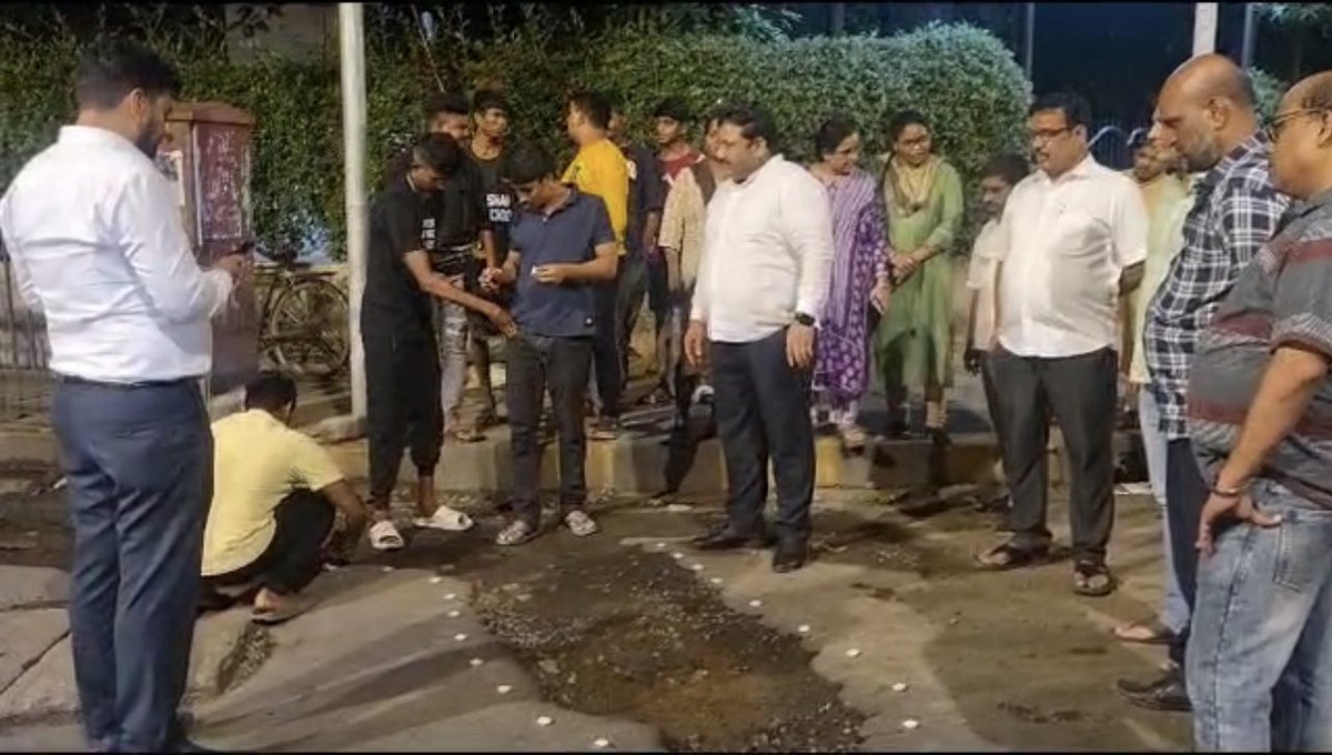 Sunil_JainK's tweet photo. @ShivSenaUBT_ अंधेरी पश्चिम विधानसभेच्या वतीने विभागांतील रस्त्यांवरील खड्ड्यांमध्ये दिवे लावण्यात आले, किमान आता तरी महानगरपालिका प्रशासनाचे लक्ष खड्यांकडे जाईल. चंद्रयान ३ यशस्वी झाले, परंतु रस्ते खड्डेमय आहेत. जनतेचे हाल !

#ShivsenaUBT #andheriwest https://t.co/J8RhTx0RA9