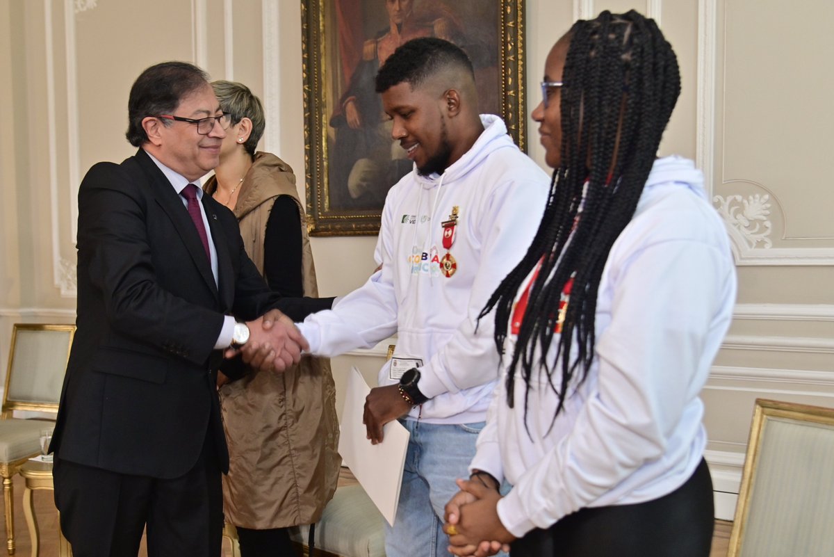 infopresidencia's tweet photo. #EnImágenes📸 | El Presidente @PetroGustavo entregó un reconocimiento a 14 jóvenes y 3 tutores colombianos quienes se coronaron como campeones mundiales del RoboRave Championship 2023. La ceremonia se realizó en la @Casa_Narino. https://t.co/FY0wIokQCL