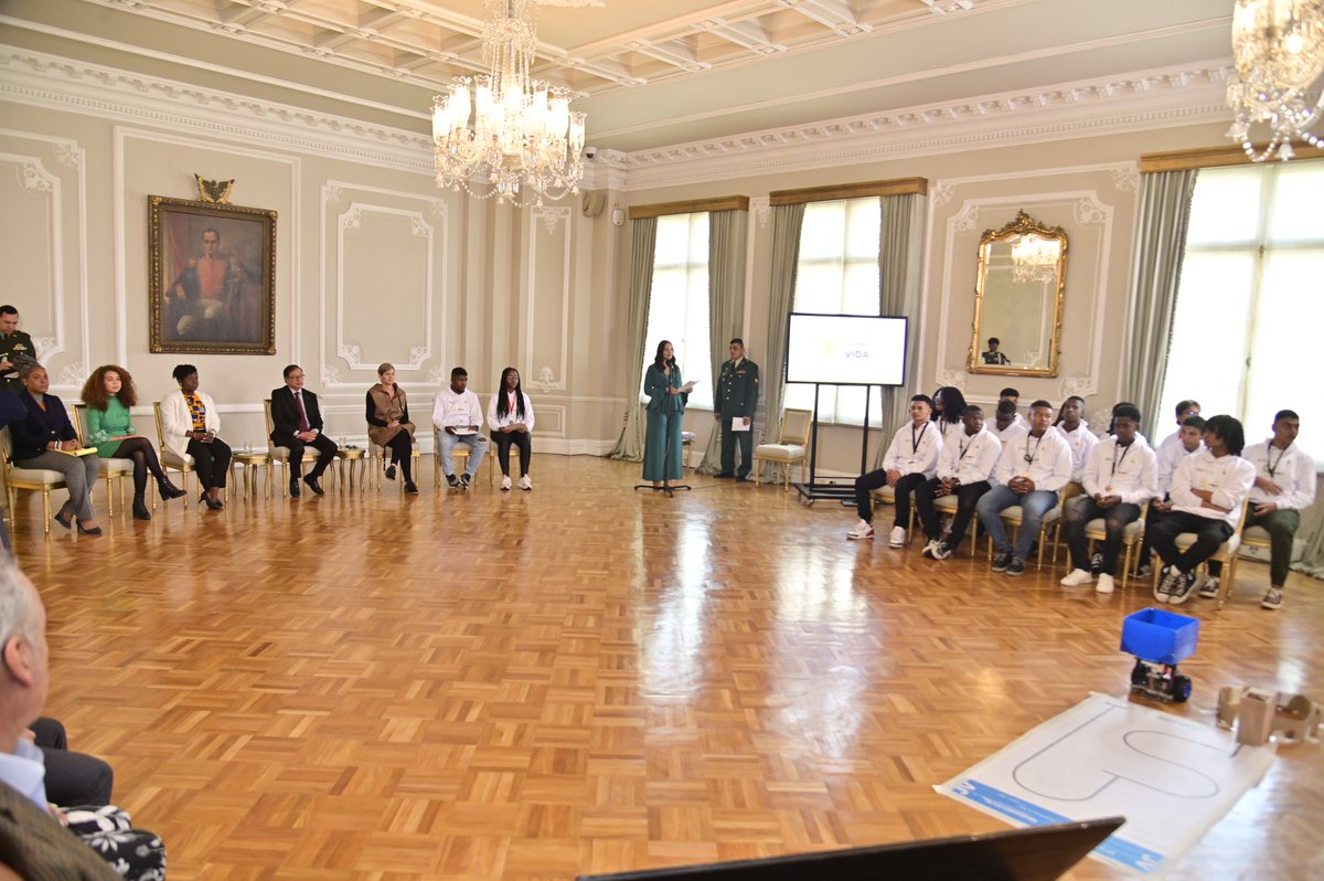 infopresidencia's tweet photo. #EnImágenes📸 | El Presidente @PetroGustavo entregó un reconocimiento a 14 jóvenes y 3 tutores colombianos quienes se coronaron como campeones mundiales del RoboRave Championship 2023. La ceremonia se realizó en la @Casa_Narino. https://t.co/FY0wIokQCL