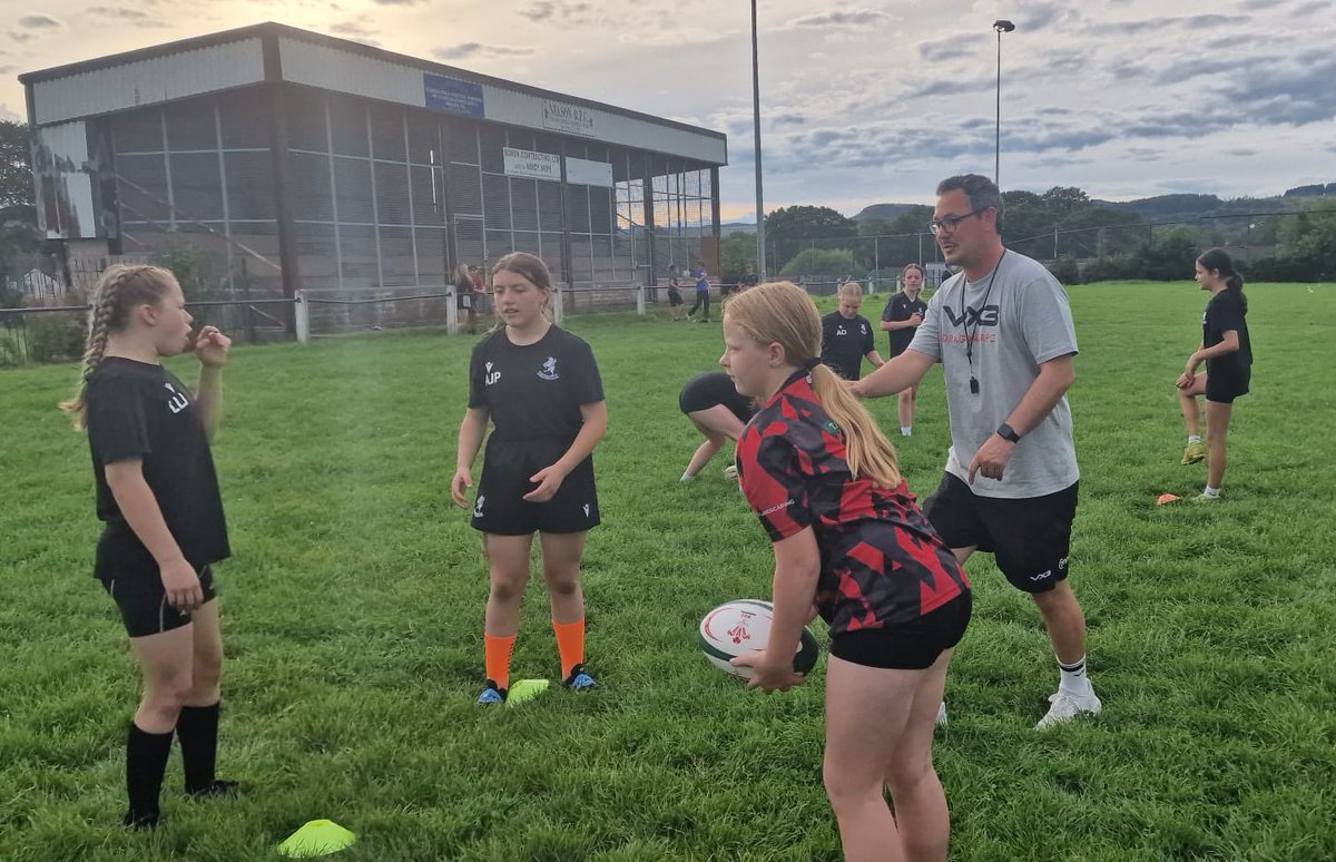 dragonsrfc's tweet photo. 🐉 𝘾𝙊𝙈𝙈𝙐𝙉𝙄𝙏𝙔 | Fantastic to see @daiflan10 popping in to coach @NelsonBelles U12s - East Wales Matrix Champions - tonight… after they asked him at the last Open Training session! 🙌 @DRA_Community 

#WeAreGwentRugby #BeMoreDai https://t.co/VvNme8K6ew