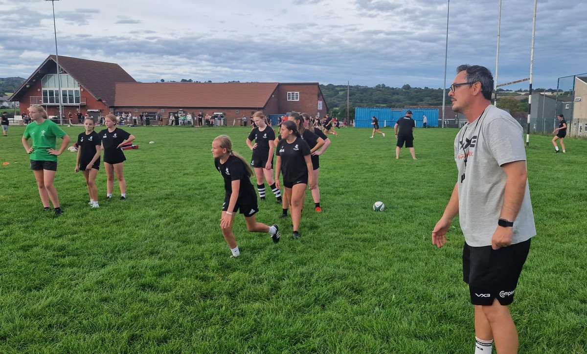 dragonsrfc's tweet photo. 🐉 𝘾𝙊𝙈𝙈𝙐𝙉𝙄𝙏𝙔 | Fantastic to see @daiflan10 popping in to coach @NelsonBelles U12s - East Wales Matrix Champions - tonight… after they asked him at the last Open Training session! 🙌 @DRA_Community 

#WeAreGwentRugby #BeMoreDai https://t.co/VvNme8K6ew