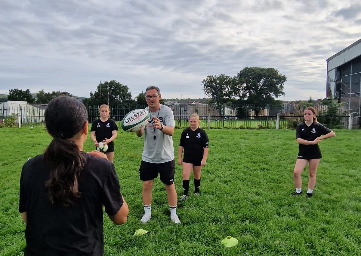 dragonsrfc's tweet photo. 🐉 𝘾𝙊𝙈𝙈𝙐𝙉𝙄𝙏𝙔 | Fantastic to see @daiflan10 popping in to coach @NelsonBelles U12s - East Wales Matrix Champions - tonight… after they asked him at the last Open Training session! 🙌 @DRA_Community 

#WeAreGwentRugby #BeMoreDai https://t.co/VvNme8K6ew