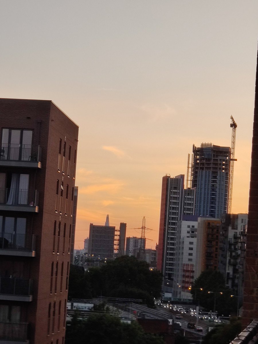 agnitha7's tweet photo. Ηλιοβασίλεμα!!... και στο βάθος το #shard #sunset #sunsetlovers #London #myview #mywindowview #cityview #colors #nofilter https://t.co/WALmwAfZBR