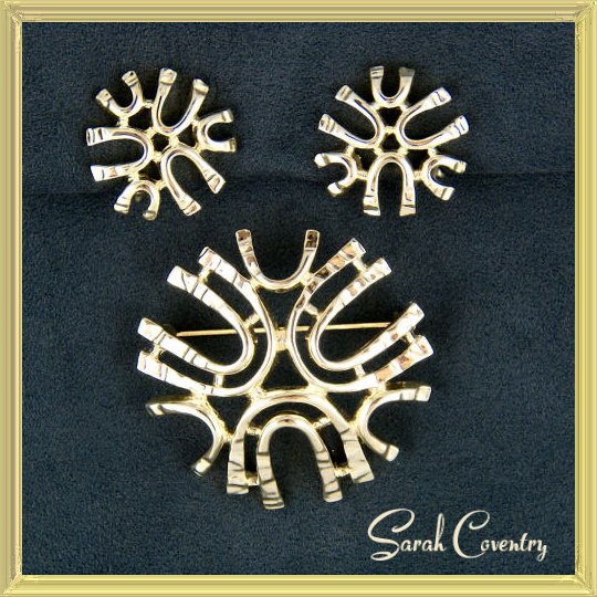 FlotsamMich's tweet photo. Seasonless sophistication - a Sarah Coventry classic! https://t.co/1IYxuGBJ79 #vintage #jewelry #set #brooch #earrings #designer #signed #SarahCoventry #tailored #seasonless #workstyle #giftforher #giftsforwomen #giftideas https://t.co/T55qKSVamj