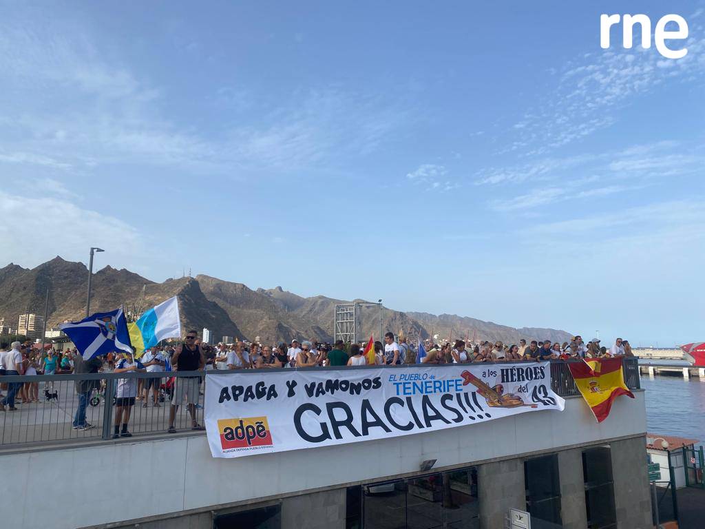 🔴 Concentración en el puerto de Santa Cruz de Tenerife en apoyo a los servicios de emergencia que trabajan en la extinción del incendio

📸 | Mercedes Peña (<a href="/ArchipielagoRNE/">RNE Canarias</a>)