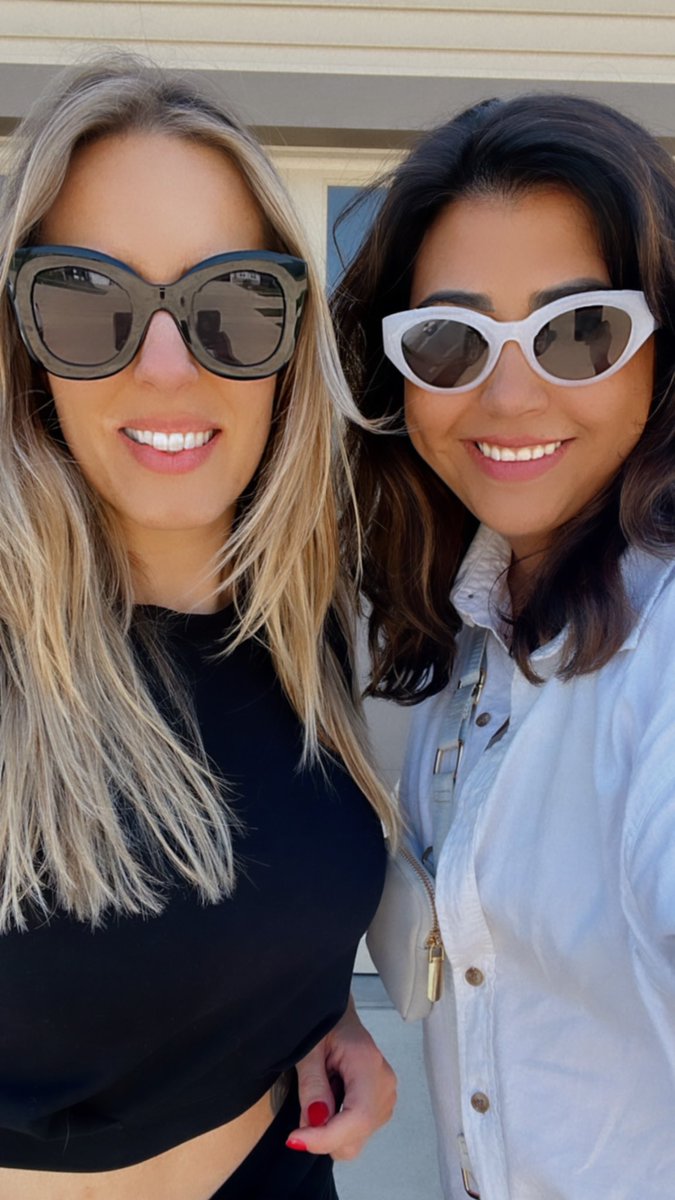 ladyinvisibl's tweet photo. Everyone needs a Jen in their lives π Wish I could kidnap her and take her with me to Miami #awkwardhugs https://t.co/FR6qgV8WZx