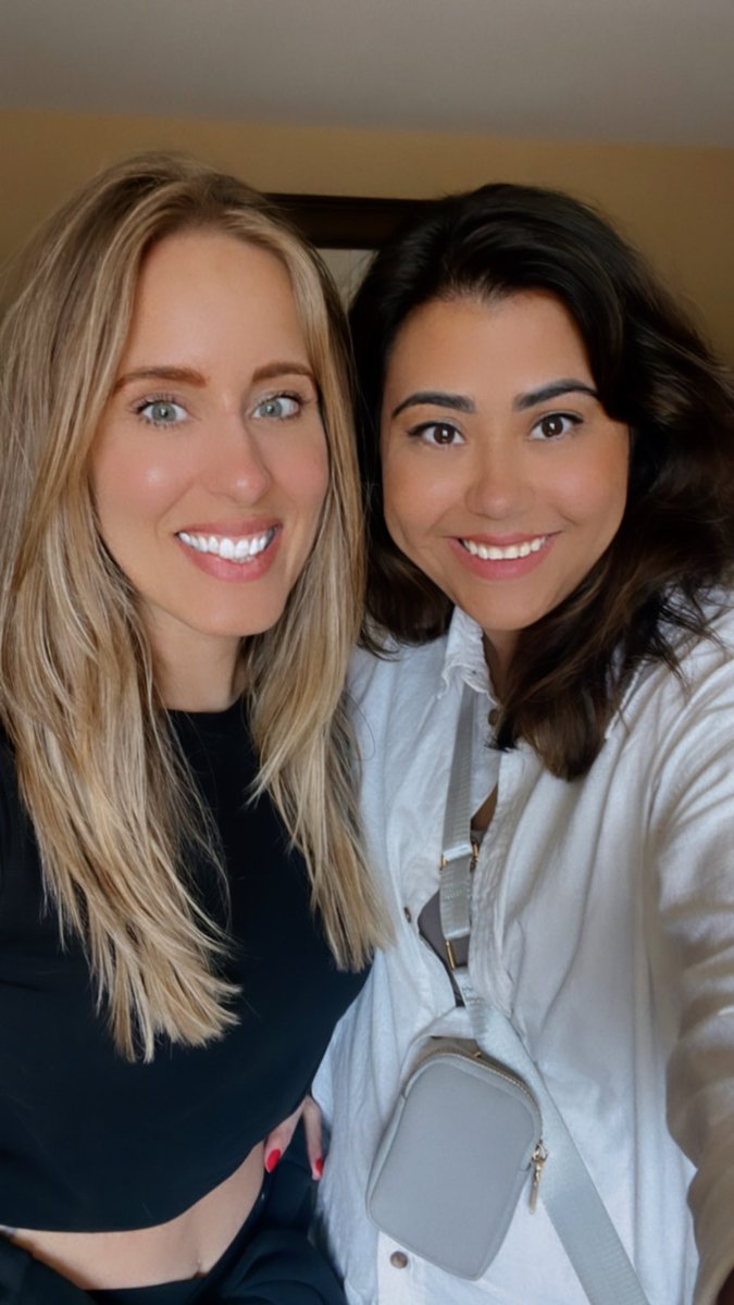 ladyinvisibl's tweet photo. Everyone needs a Jen in their lives π Wish I could kidnap her and take her with me to Miami #awkwardhugs https://t.co/FR6qgV8WZx