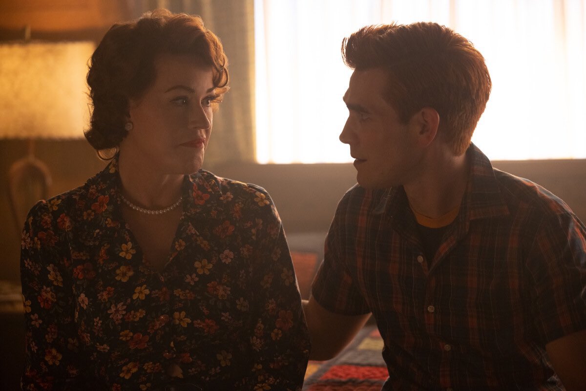 ArchieverseWiki's tweet photo. The road ends here… The SERIES FINALE of #Riverdale airs tonight after 7 seasons Tune in at 9/8c on The CW. #NowLeavingRiverdale https://t.co/Dpf8MsLOIn