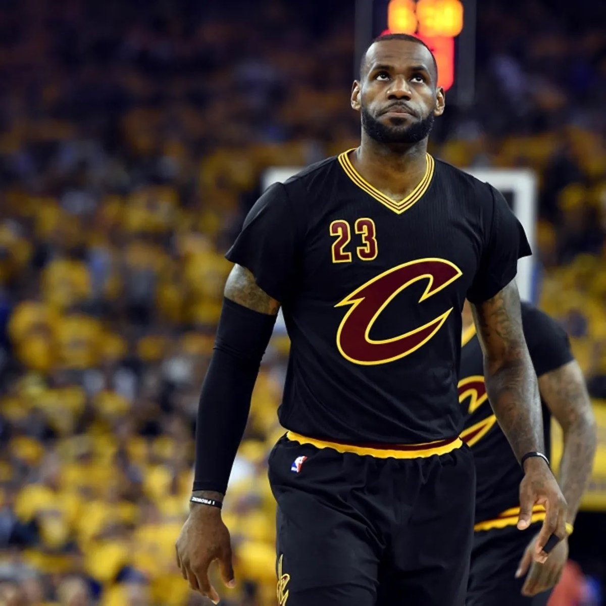 DubMnE's tweet photo. Lebron barely beat Steph in 2016. Took him 7 games with a suspension and an injured Warriors team https://t.co/vN9vOUdlRx