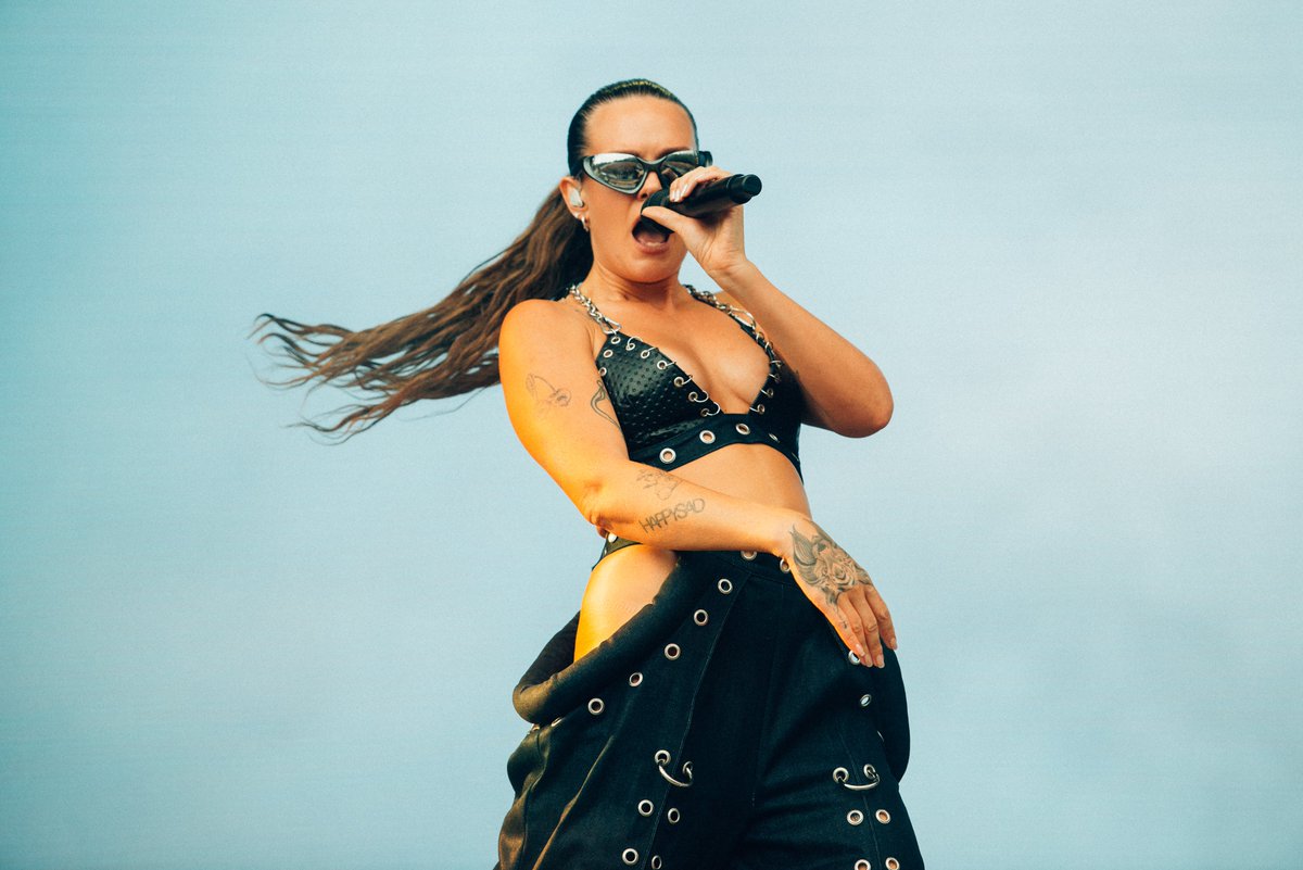 Mais c'est pas permis d'avoir autant de classe 👑 Merci madame <a href="/ToveLo/">Tove Lo</a>, tu nous as régalé·es ! #RES23

📸 <a href="/daidix/">Olivier Hoffschir</a>