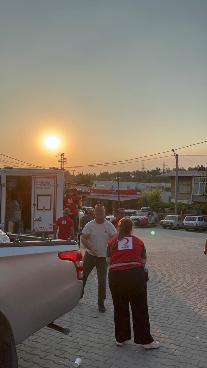 Yangınla mücadelemiz kesintisiz devam ediyor 🌙

Gönüllülerimiz yangın söndürme ekiplerine beslenme ve içecek desteği sağlayarak yangınla mücadeleye destek veriyor.

🔴#DaimaHazır