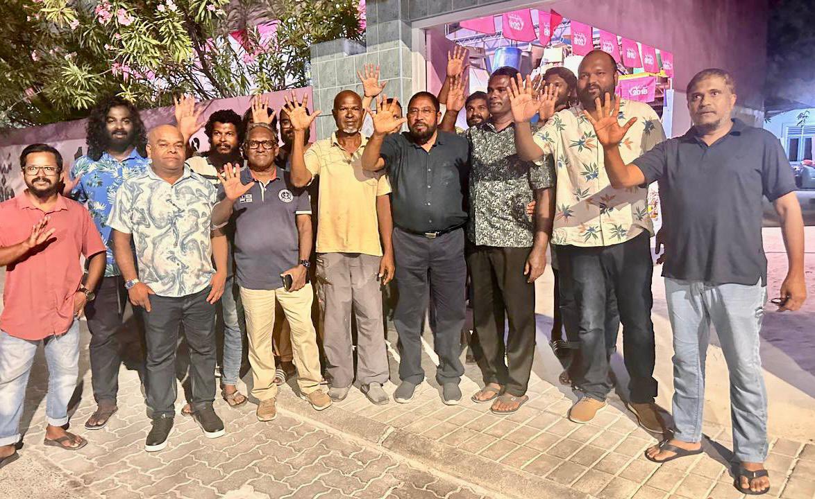 qasimibrahim's tweet photo. ޕީޕީއެމް ކުޅުދުއްފުށީ މައި އެއް ތަނބު ކަމުގައިވާ، ރަޝާދު އަދި އެންމެފަހުން ބޭއްވި ލޯކަލްކައުންސިލް އިންތިޚާބުގައި ޕީޕީއެމްގެ ފަރާތުން ކުޅުދުއްފުށީ މޭޔަރ ކެންޑިޑޭޓް އަކަށް ކުރިމަތިލެއްވި އިޤްބާލު، އަދި ޒުވާން ނަބީލުއާއި ޓީމް އަޅުގަނޑުމެންނާ ގުޅުމަކީ ކުޅުދުއްފުށިންނާއި ބޮޑު ތިލަދުންމަތިން، އަޅުގަނޑުގެ ކެންޕޭން އަށާައި، ޖުމްހޫރީ ޕާޓީއާއި، އަޅުގަނޑުމެންގެ ސިޔާސީ އިސްލާހީ މަސައްކަތަށް ލިބުނު އިތުރު ހިތްވަރެއް.