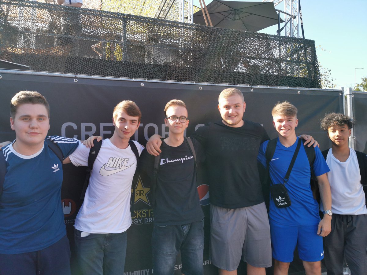 JulianCoM tweet media