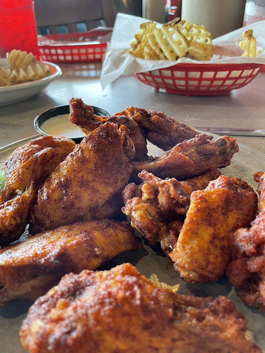 Pluckers Wing Bar tweet media