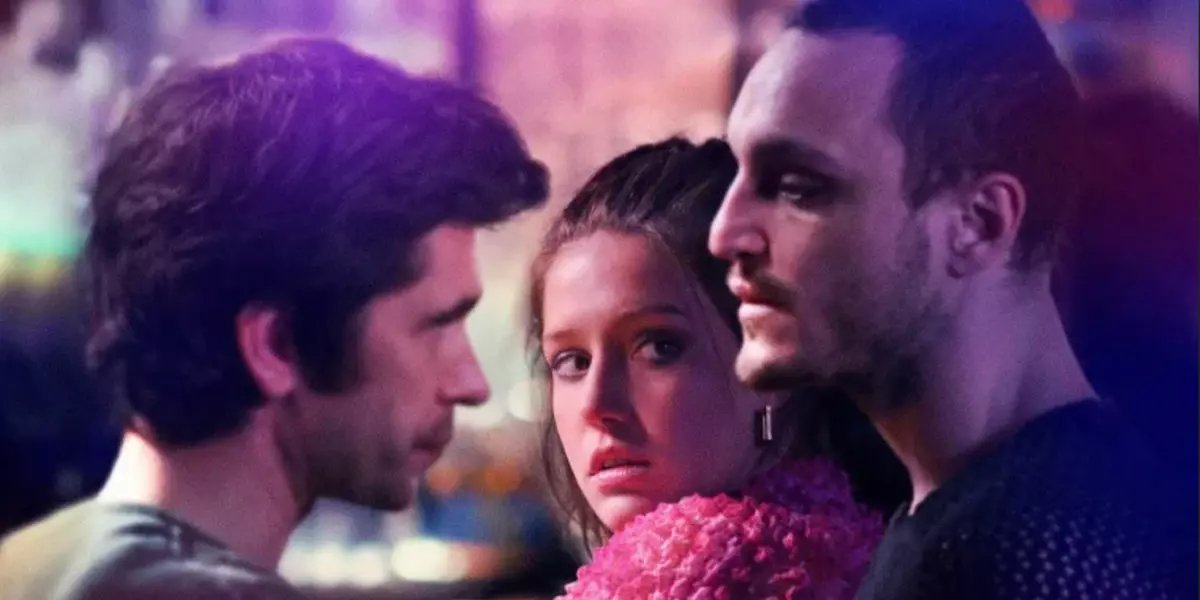 This week, we're back to bi love triangles with Ira Sachs' PASSAGES, about a director who leaves his husband for a woman — and vice versa. <a href="/NoelMu/">Noel Murray</a> joins us to compare it to 1971's groundbreaking SUNDAY BLOODY SUNDAY, and consider its frank sexuality.  cms.megaphone.fm/channel/FLM237…