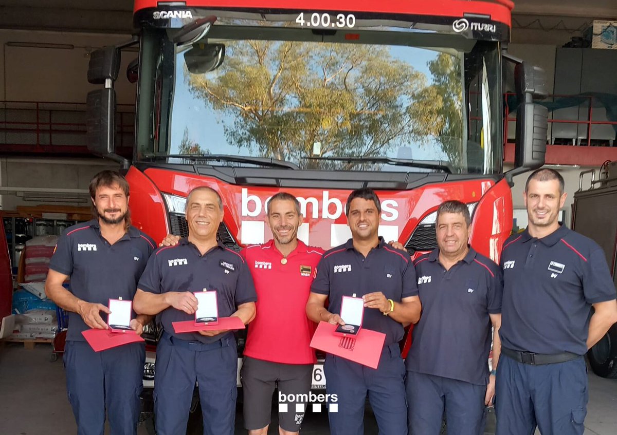 bomberscat's tweet photo. Aquest matí hem fet el lliurament de medalles per antiguitat a tres bombers del parc de bombers voluntaris d’Arenys de Mar.
#bomberscat #REMN https://t.co/oHMv7MzzYL