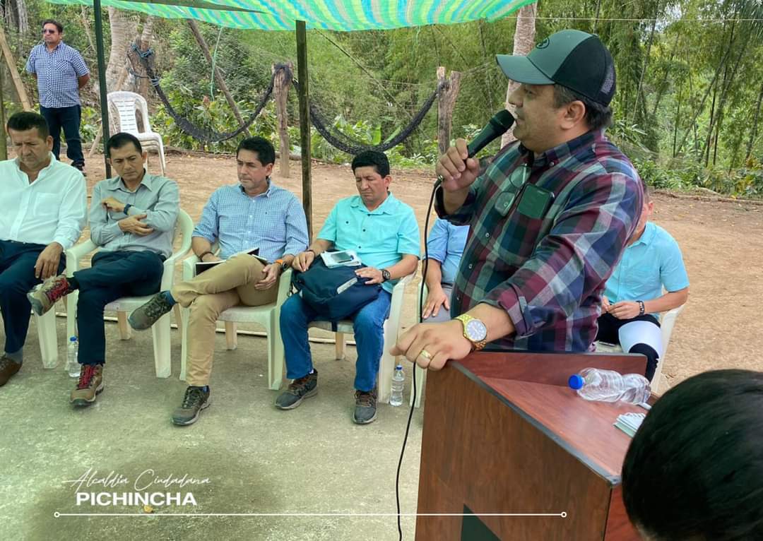 GADPichincha's tweet photo. #actualidad 
Estamos en el 📌Sitio Chontilla en Medio, una comunidad totalmente productiva que se encuentra entre Santana y Pichincha.
Fuimos invitados a una reunión de trabajo para afianzar estratégicamente la intervención de vías en el sector.
#PichinchaSomosTodos https://t.co/tdENQiYfPj
