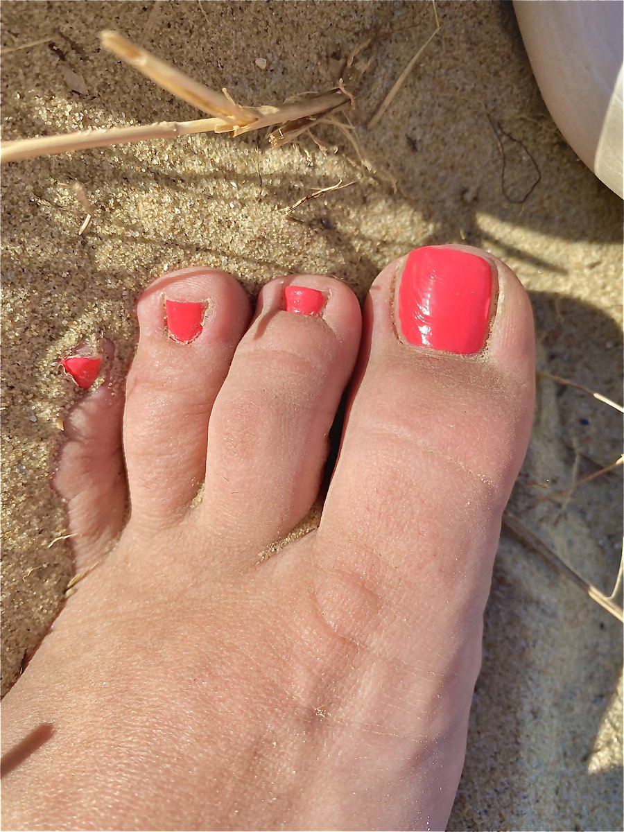 EvelynBlake_'s tweet photo. In the shadows, in the sun ☀️
#beach #beachbody #inthesand #feet #pinknails #sandyfeet #dirtyfeet #shoes #redsocks https://t.co/eQcHdiMxsj