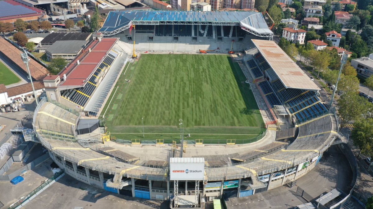FutbolyPizarron's tweet photo. 📌Atalanta | Gewiss Stadium
🔹La dirigencia compró en 2017 el estadio municipal y presentó un plan de remodelación
🔹Hasta 2020 jugó internacionalmente en Sassuolo y San Ciro
🔹En 2020 jugó Champions en su cancha
🔹La obra culmina en 2024 y tendrá un estadio para 25 mil hinchas https://t.co/rbwrY9goEy