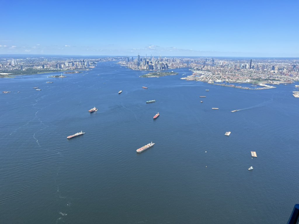 ChopperDanRice's tweet photo. Tell me this is not a Chamber of Commerce kind of day!!!  Every day should look like this!  @CBSNewYork #chopper2 @flyheliinc https://t.co/bZ3ItmSWIR