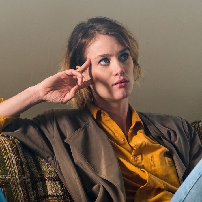 OneMackenzieCan's tweet photo. Mackenzie Davis in @HaltAMC #mackenziedavis 🌻🌻#haltandcatchfire #onemackenziecan #actress #beauty #talent #show #amc @AMC_TV #fun #teamwork #outfit #80s #90s #frienship #love #bts #music #series #tvshow #cameronhowe https://t.co/0ZWWE7PFXG