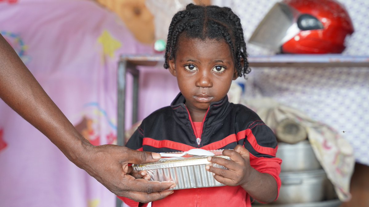 In the Port-au-Prince commune of Tabarre, thousands were forced from their homes by violence. 

Now, about 1000 adults and children are living in a school, with few resources.

<a href="/WFP/">World Food Programme</a> with <a href="/Pwoteksyonsivil/">Pwoteksyon sivil</a> responded immediately with hot meals🙏 to funds from <a href="/CanadaDev/">Development Canada</a> &amp; <a href="/UNCERF/">CERF - The UN's emergency fund</a>