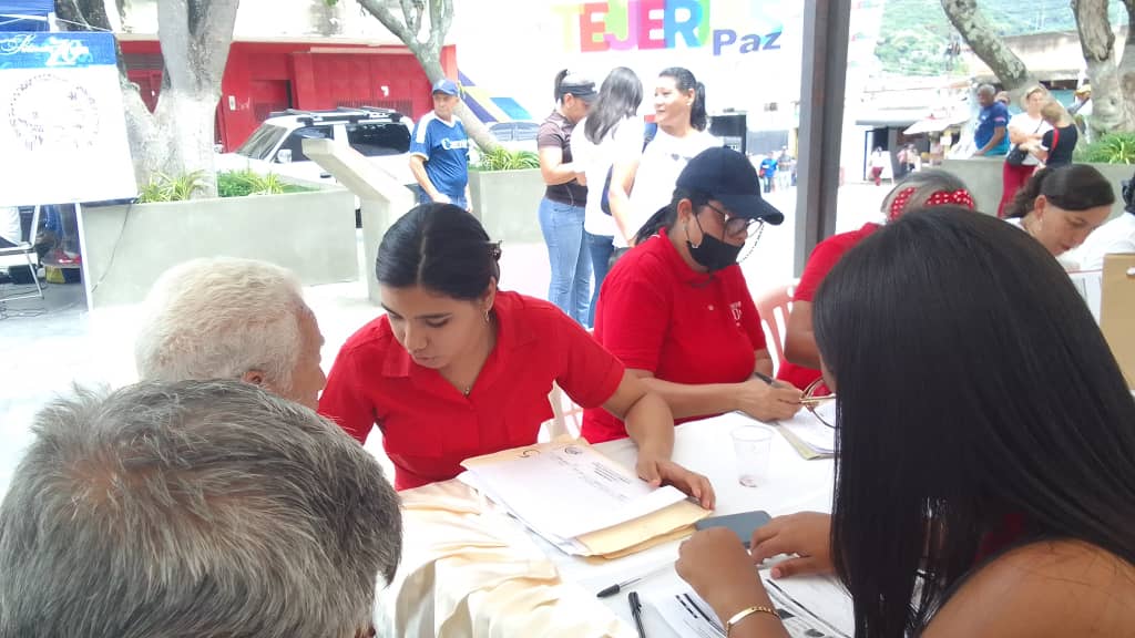 OALAVICTORIA's tweet photo. #DeInterés | En la Plaza Bolívar del  Municipio Santos Michelena, Personal de la @OALAVICTORIA  ofreció sus servicios en trámites ante el #IVSS, en Jornada de Atención Integral a la población de Las Tejerías, estado Aragua.  @NicolasMaduro @MagaGutierrezV @Somosivss https://t.co/c4a0opxB50
