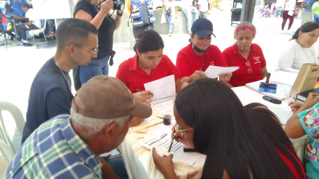 OALAVICTORIA's tweet photo. #DeInterés | En la Plaza Bolívar del  Municipio Santos Michelena, Personal de la @OALAVICTORIA  ofreció sus servicios en trámites ante el #IVSS, en Jornada de Atención Integral a la población de Las Tejerías, estado Aragua.  @NicolasMaduro @MagaGutierrezV @Somosivss https://t.co/c4a0opxB50