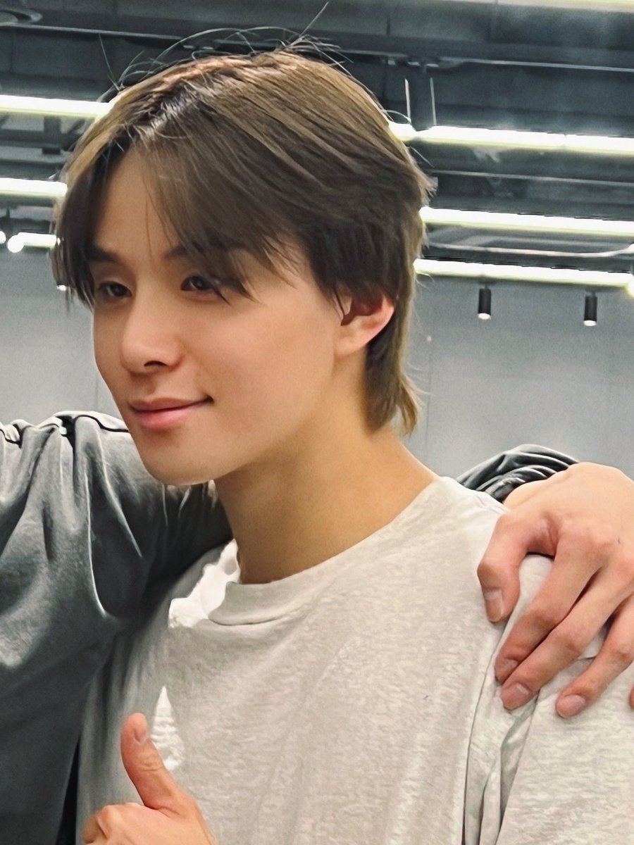 초췌한 쌩얼이 제일 꼴려
평생 흰 반팔티에 회색 츄리닝 입고
퀭한 눈으로 아아 빨아줘