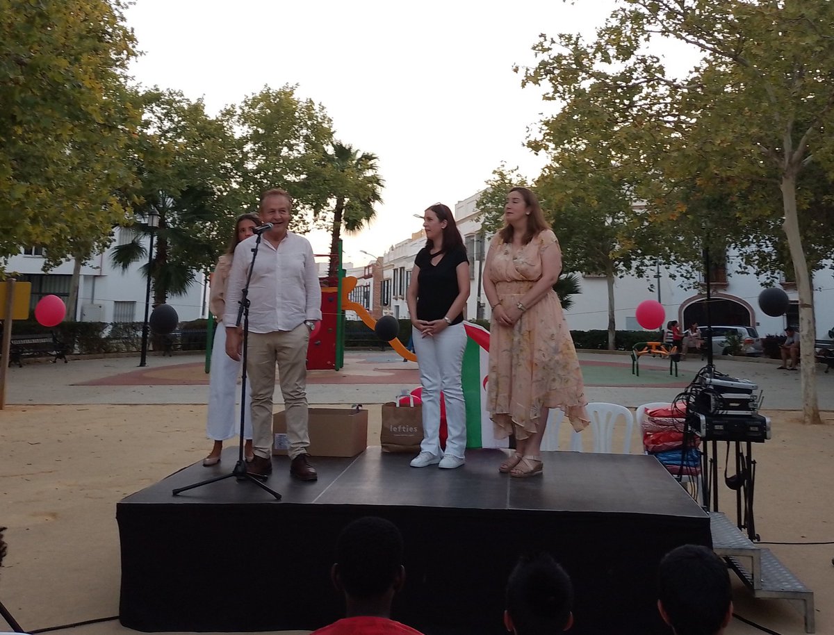 psoecarmona's tweet photo. Como cada año, nuestra agrupación y Grupo Municipal colaboran con Carysa. En la tarde de hoy hemos estado presente en la  fiesta de despedida de los niños y niñas. Buen viaje de regreso. Gracias a la asociación y familias de acogida.
#VeranoSolidario
#VacacionesEnPaz https://t.co/FnkcPaTtdZ