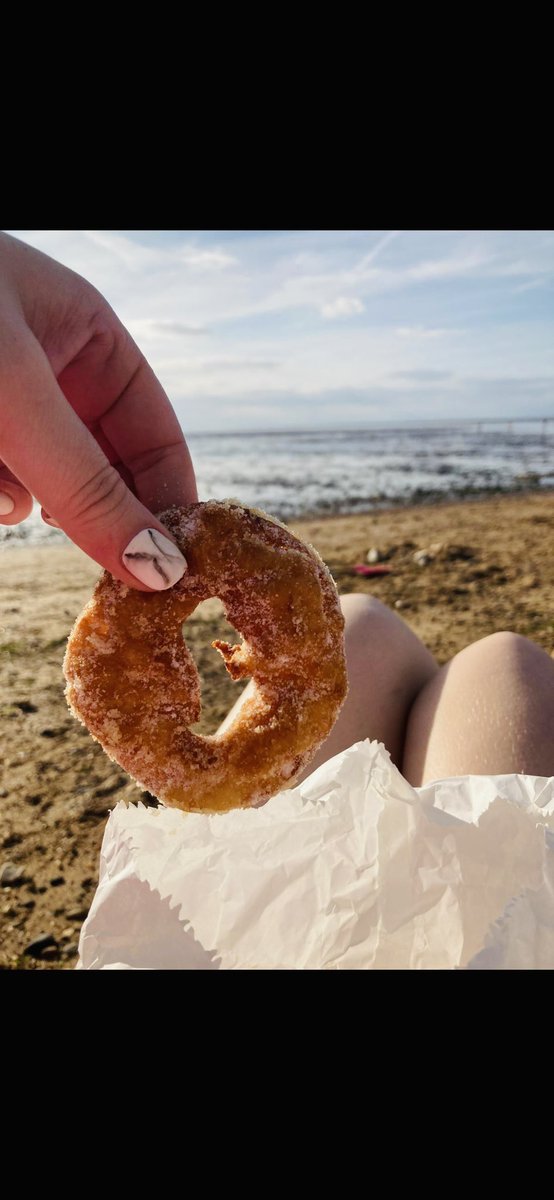 KatiesDisorder's tweet photo. Been on the Beach most of the day and we finally had our hot doughnuts on the beach!! #beachday #miniholiday #Hunstanston #palelegs  🌊☀️⛱️🩳🌅🍩 https://t.co/N72adT26I4