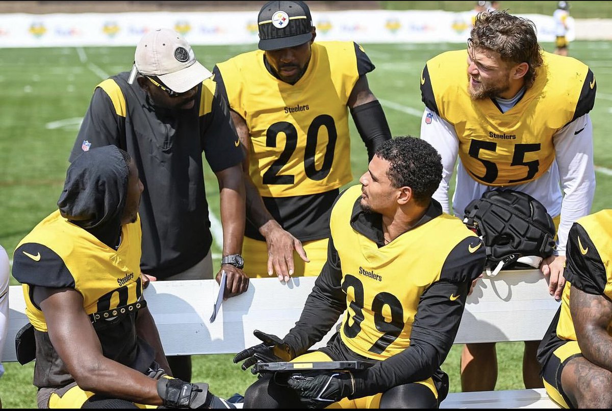 kbrownDVSport's tweet photo. Pretty sweet picture of the Steelers using our @DVSport tablets and having good productive conversations to instantly correct schemes.
Available in all sports at all levels. #dvswins https://t.co/OccOOI5AoC