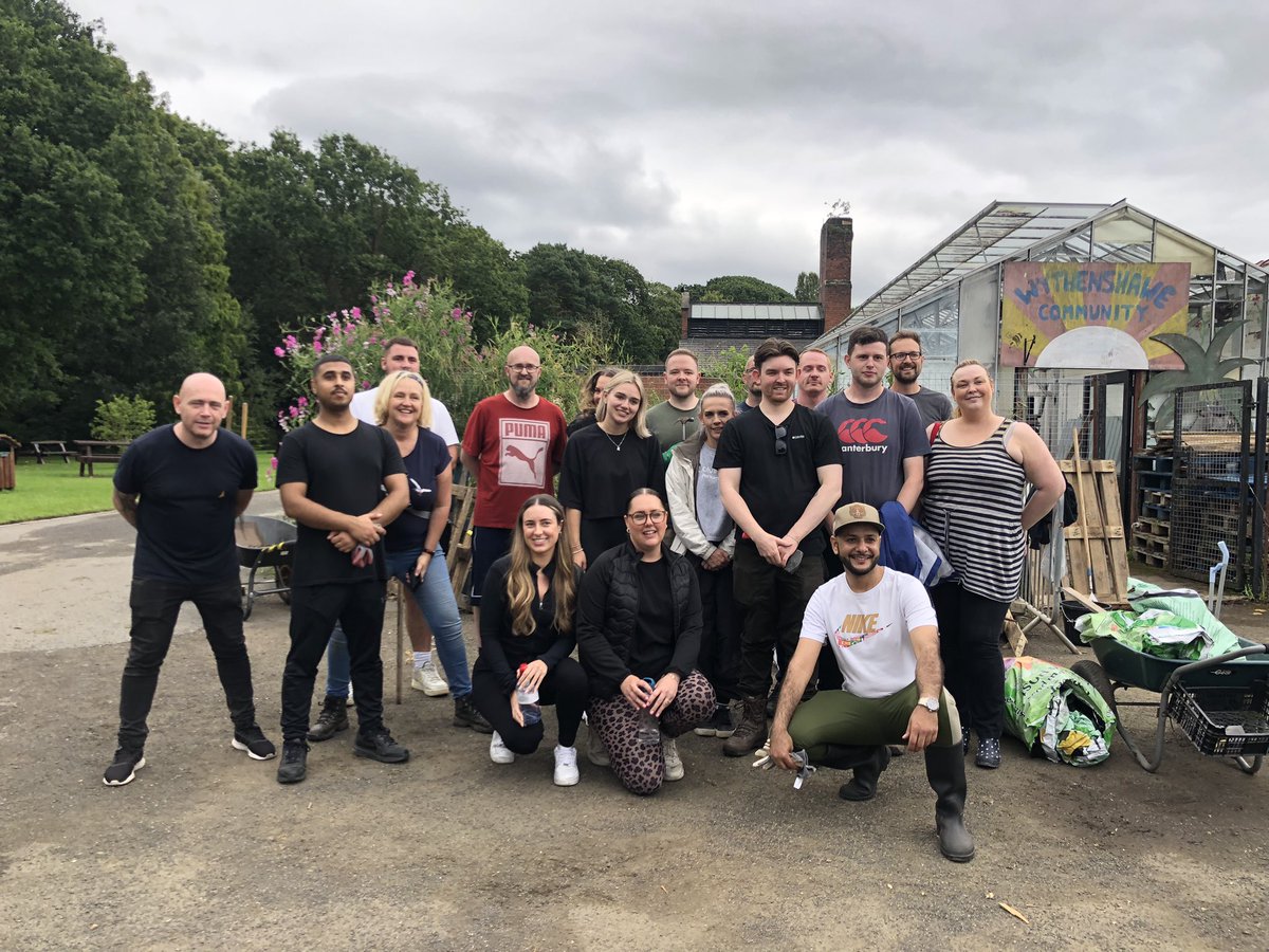 Hard working team from @AutoTraderLife gave their time for tasks in Wythenshawe Park horticultural centre. Thank you for everything they did today 💚