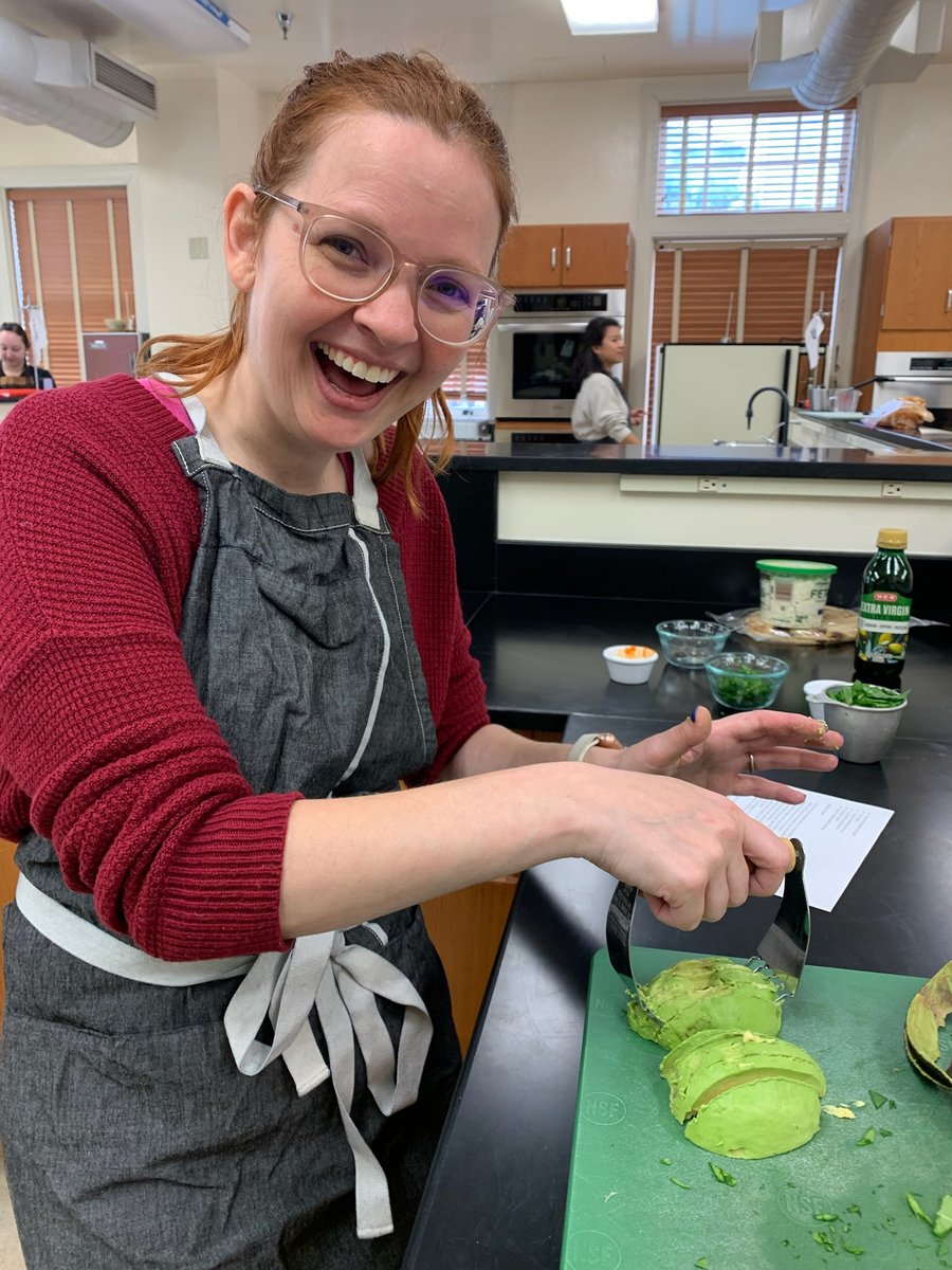 DellMedSchool's tweet photo. Learn more about the latest @DellMedPeds "Eat Well: Culinary Medicine" session, where pediatric residents &amp; fellows discussed fad diets and the impact diet culture has on children, all while cooking up a few recipes for healthy, nutritious meals. https://t.co/7DVjiD0CHG https://t.co/UZ4JIYhrxx