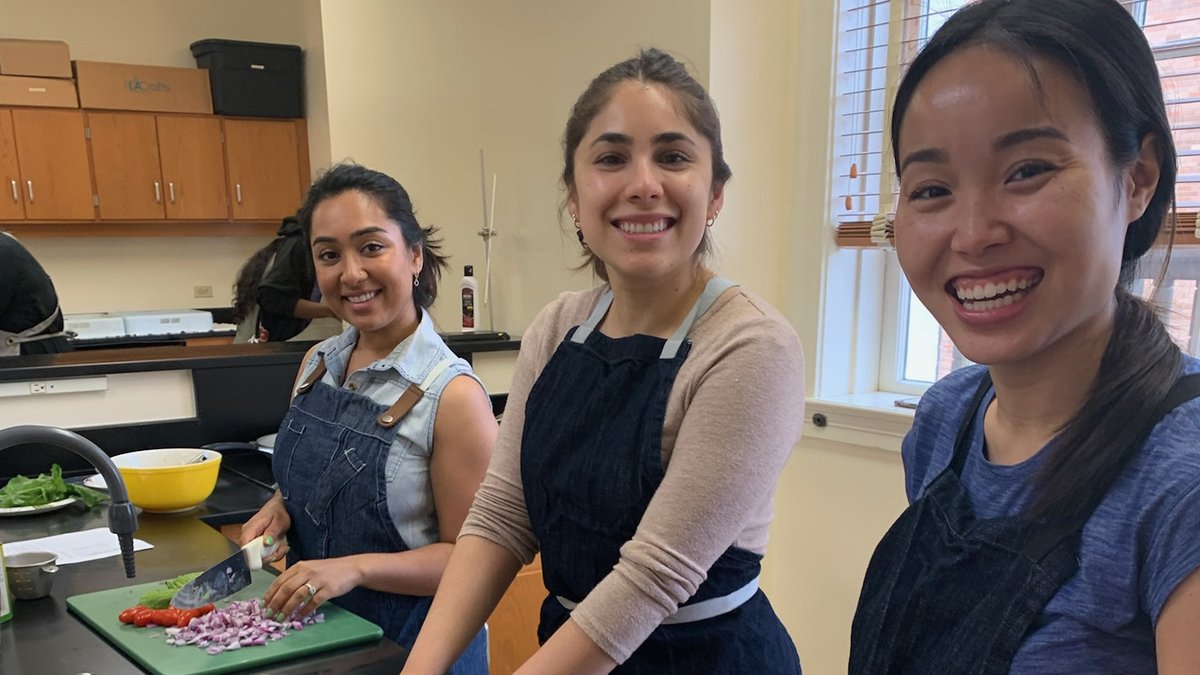 DellMedSchool's tweet photo. Learn more about the latest @DellMedPeds "Eat Well: Culinary Medicine" session, where pediatric residents &amp; fellows discussed fad diets and the impact diet culture has on children, all while cooking up a few recipes for healthy, nutritious meals. https://t.co/7DVjiD0CHG https://t.co/UZ4JIYhrxx