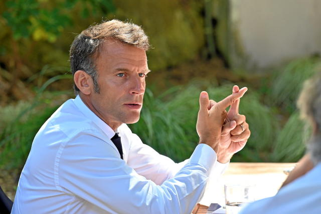 AlertesInfos's tweet photo. 🇫🇷 Emmanuel Macron : "nous devons réduire significativement l'immigration". (itw Le Point) https://t.co/tZRzbFY3C3