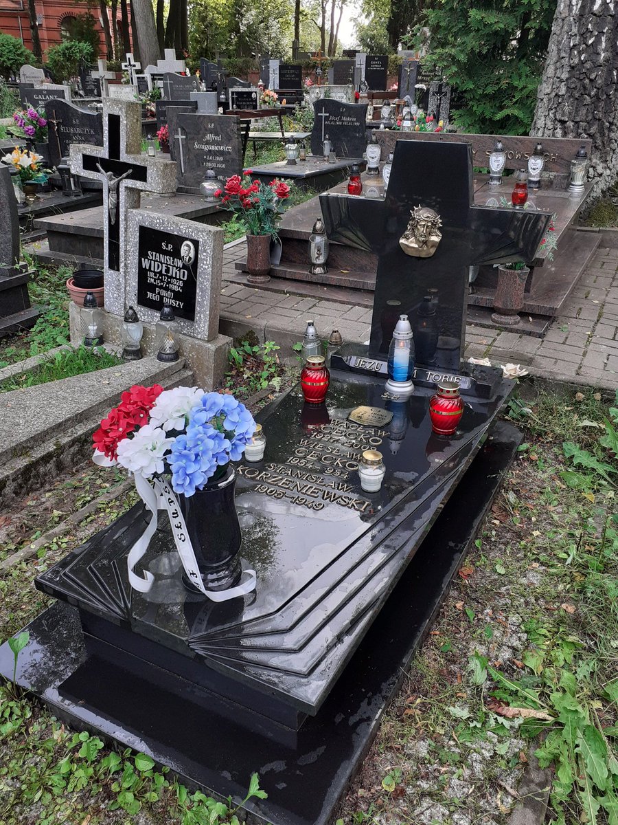 #PAMIĘTAMY 
Z tej okazji rocznicy śmierci Wacława Cecki odwiedzielismy jego grób i po uprzednim sprzątnięciu pomnika złożyliśmy znicze oraz kwiaty w klubowych barwach.

Sponsorem głównym Gryfa jest @EnergaSA z Grupy ORLEN

#energa #gryftosłupsk