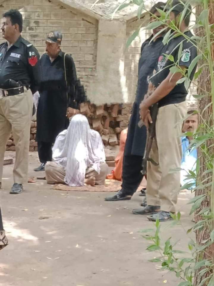 راڻيپور جي بدمست ۽ طاقتور گادي وارو پير اڄ ڪورٽ ۾ پيشي دوران پٽ تي ويٺل آهي ! 
هي سوشل ميڊيا جو دور آهي اهي گاديون ۽ درگاهون هاڻ پرزا پرزا ٿي وينديون ۽ مظلومن کي ضرور انصاف ملندو.