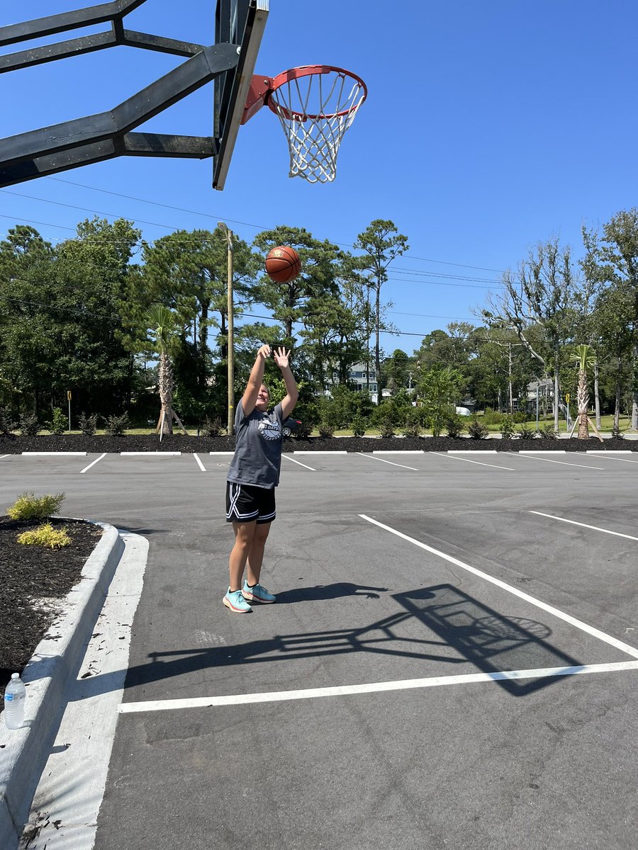 Heidit21's tweet photo. @BballWarehous Day 23 #NODAYSOFF 3+mile walk, upper body, core and some rebounding and a  few “sprints” w/ the G.O.A.T @JoTiminski https://t.co/11ZoGMd6y0