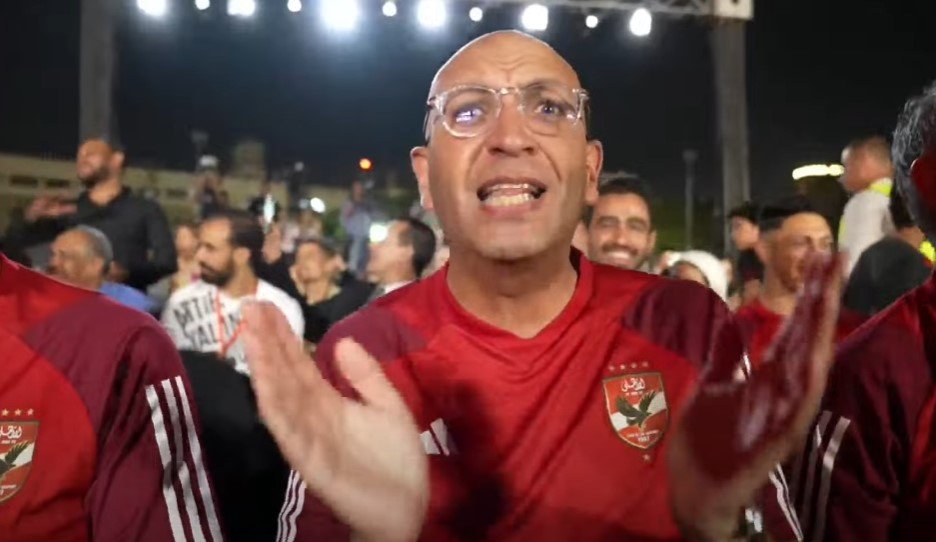 خالد الجوادي، مترجم مارسيل كولر يقوم بترديد أغاني الأهلي في حفل الموسم الذهبي